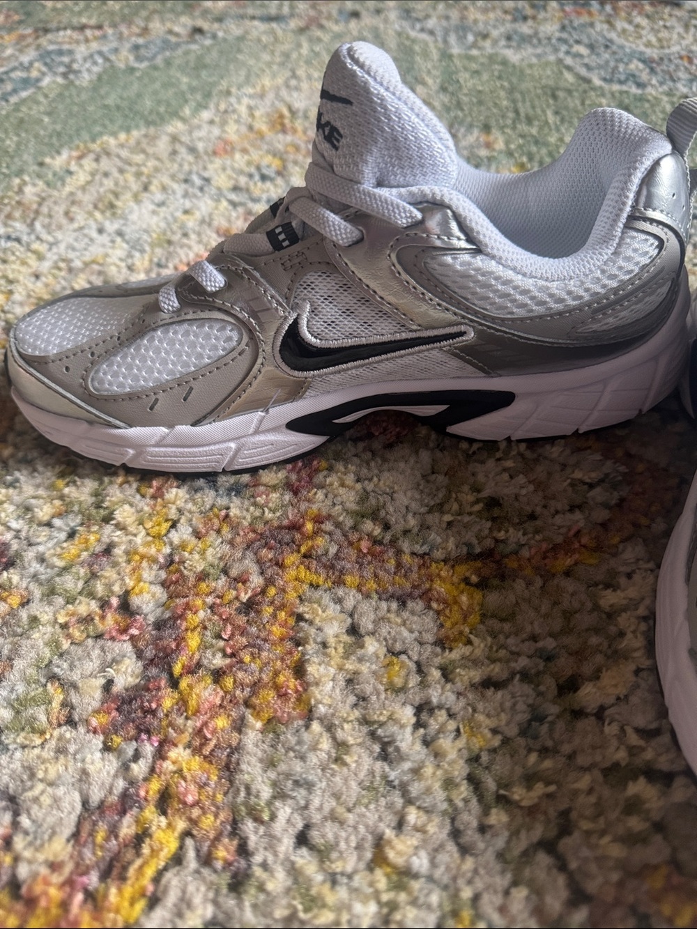 NIKE V5 RNR BOYS TENNIS SHOES IN SZ 3Y…WORN ONCE…LIKE NEW! WHITE/VAST GREY! - Picture 3 of 6